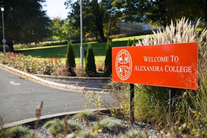 Alexandra College 亚历珊德拉中学.jpg