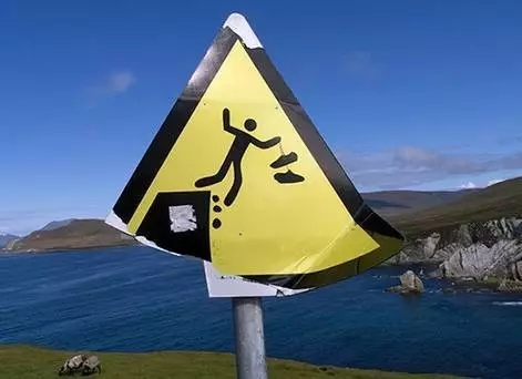 这是一张提醒人不要掉入悬崖的标志.webp.jpg