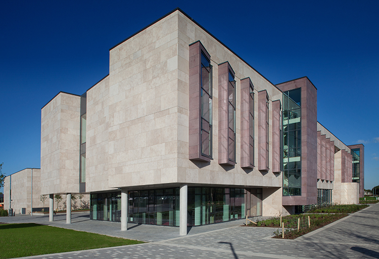 UCD Sutherland法学院在最新的THE排名中排名前50.jpg