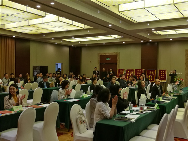 兆龙教育主持人致辞，欢迎远道而来的各位校方代表和从来自全国各地过来的学生及家长.jpg