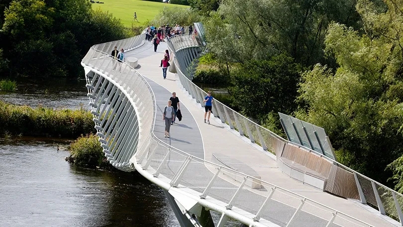 .利莫瑞克大学建有爱尔兰最长的人行桥，这座名为“Living Bridge”的桥也是全欧洲最长人行桥之一.webp.jpg