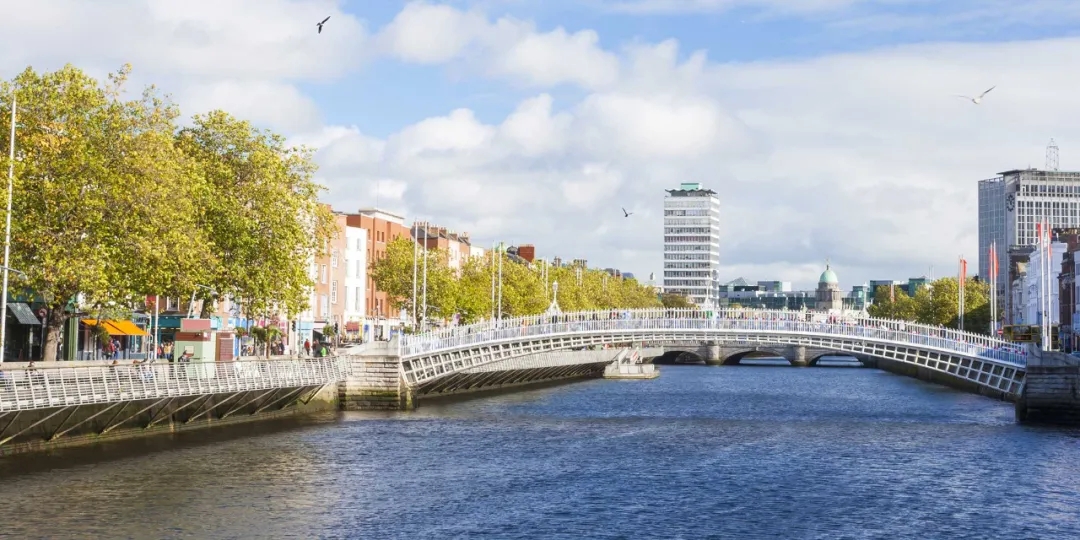 都柏林是爱尔兰政治、经济和文化的中心，这座城市发源于利菲河河畔，该河穿城而过，将城市分为南侧和北侧.webp.jpg